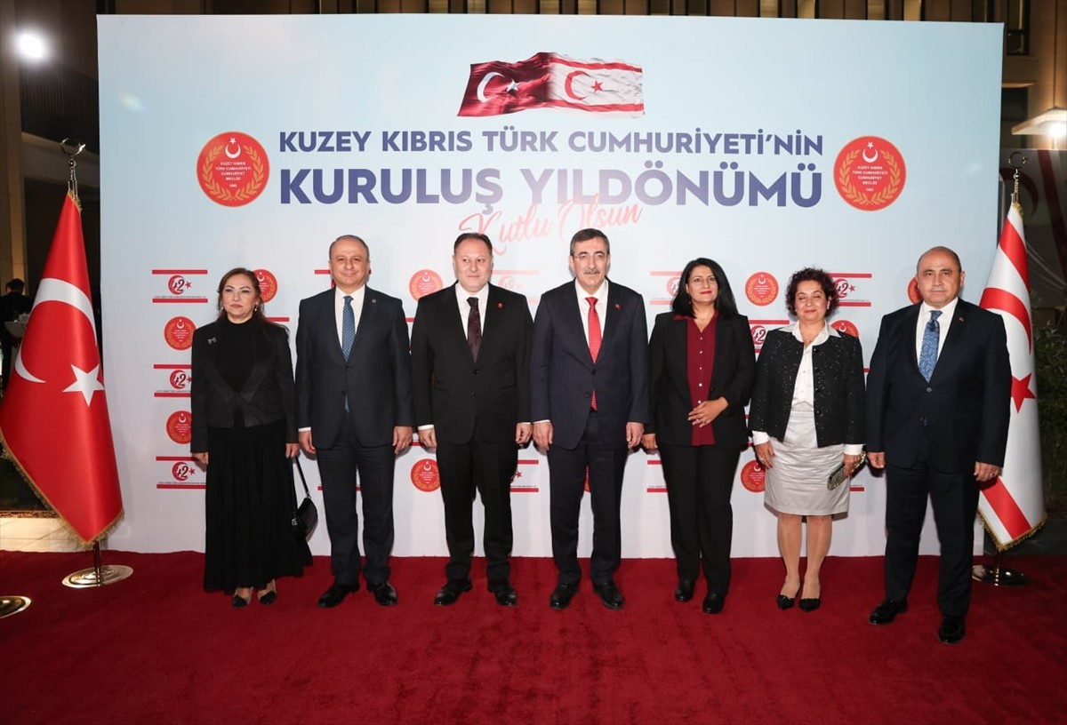 Kuzey Kıbrıs Türk Cumhuriyeti (KKTC) Cumhuriyet Meclisi Başkanı Ziya Öztürkler (sol 3), KKTC'nin...