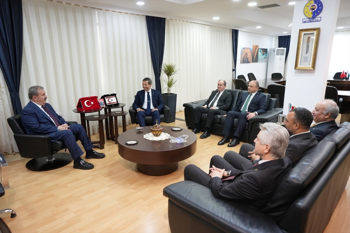 Kuzey Kıbrıs Türk Cumhuriyeti (KKTC) Dışişleri Bakanı Tahsin Ertuğruloğlu (sol 2), iftar...