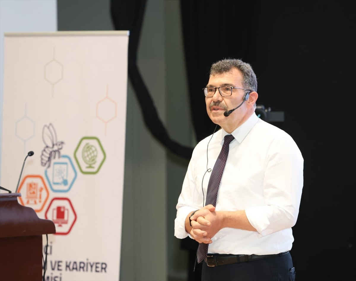 Kuzey Kıbrıs Türk Cumhuriyeti'nde (KKTC) lise öğrencilerine yönelik "Beta Çağının Kariyer Rotası"...