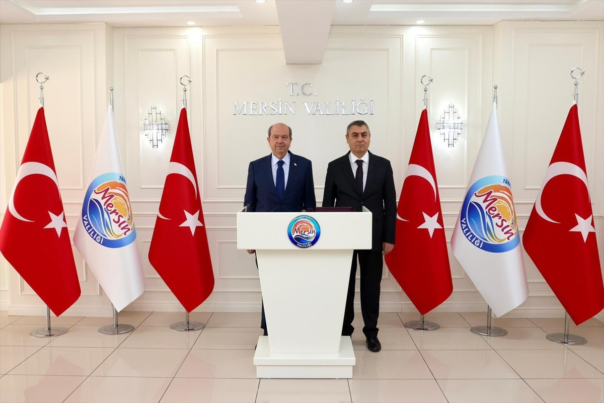Kuzey Kıbrıs Türk Cumhuriyeti'nin (KKTC) 5. Cumhurbaşkanı Ersin Tatar (solda), Mersin Valiliğini...