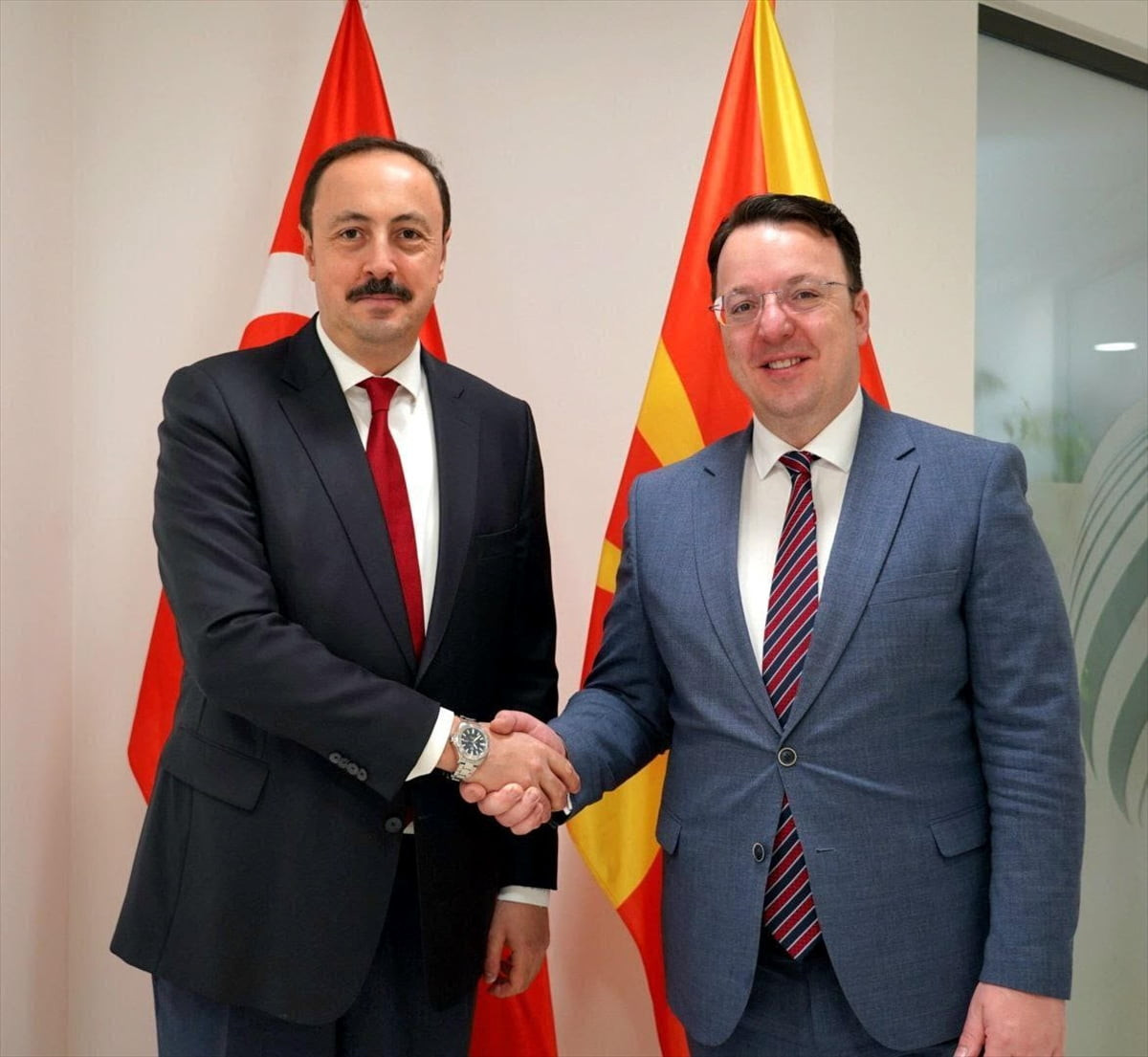 Kuzey Makedonya Başbakan Yardımcısı ve Ulaştırma Bakanı Aleksandar Nikoloski (sağda), Türkiye'nin...