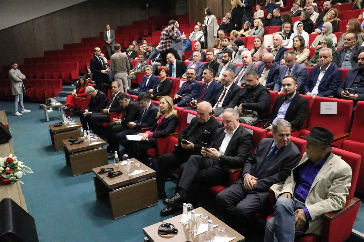 Kuzey Makedonya'nın başkenti Üsküp'te Aliya İzetbegoviç'in doğumunun 100. yılı dolayısıyla...