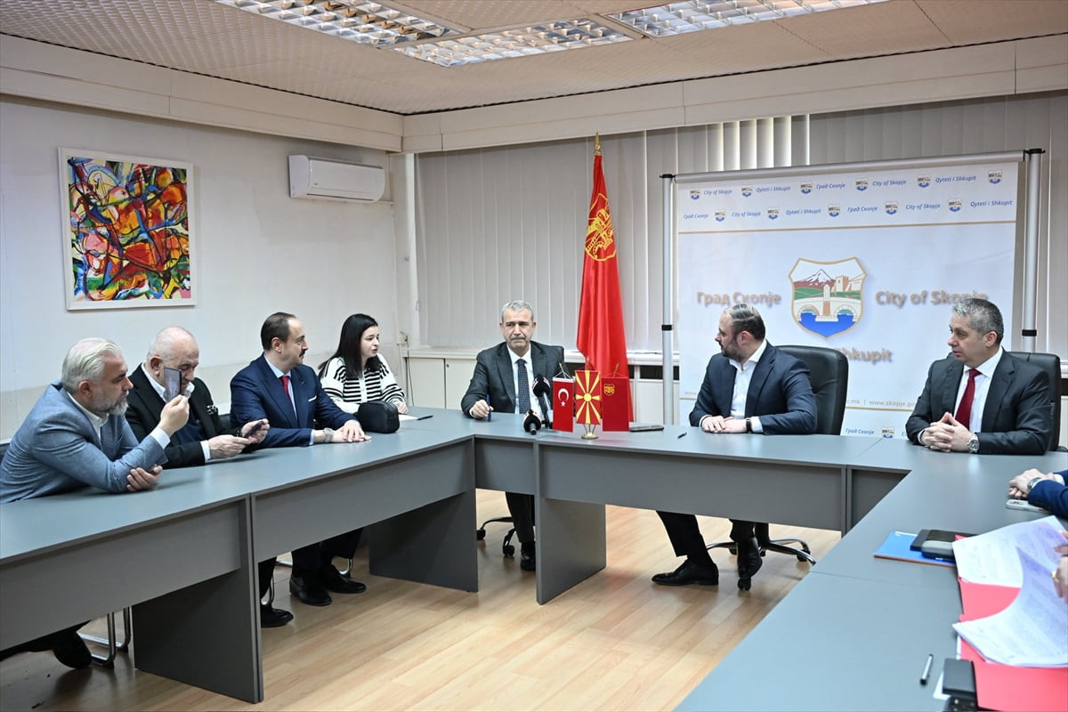 Kuzey Makedonya'nın başkenti Üsküp'te, Osmanlı mirası Taşköprü'nün aydınlatılması projesi...