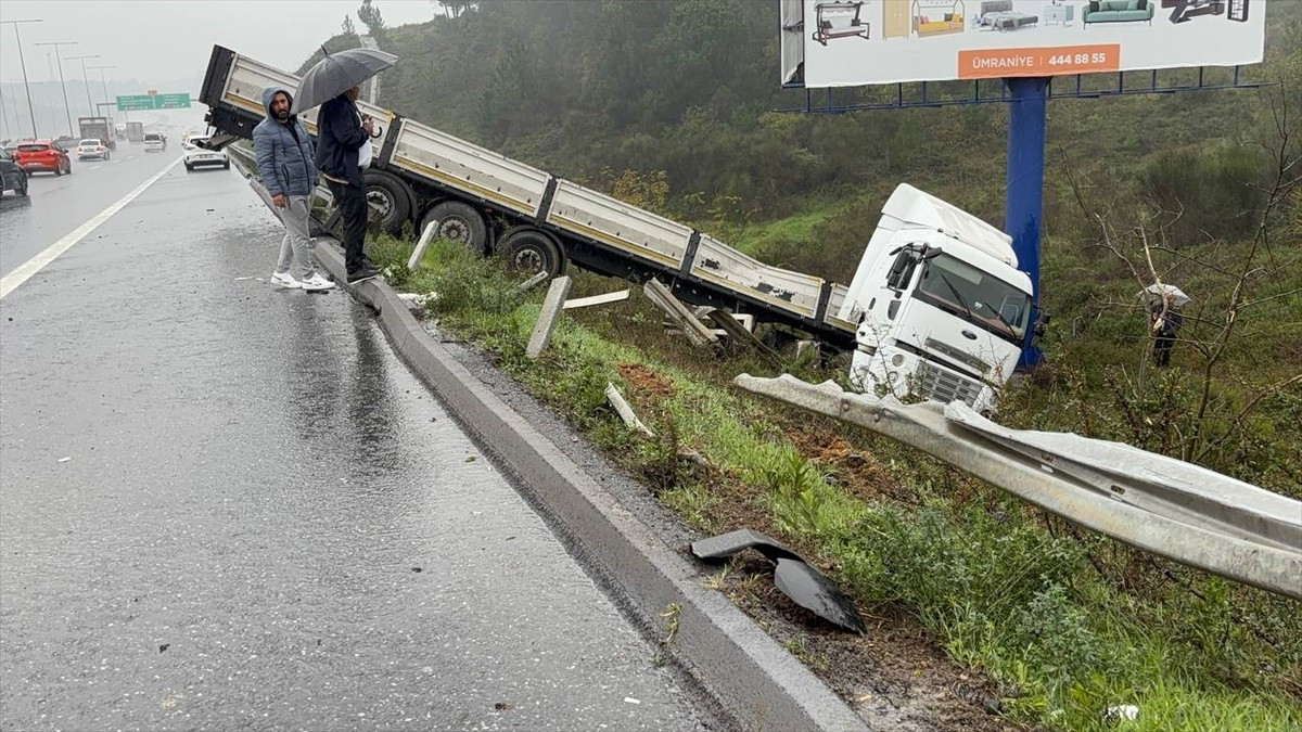Kuzey Marmara Otoyolu Beykoz mevkisinde seyreden tır, yağışlı havada kayganlaşan yolda kontrolden...