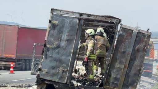 Kuzey Marmara Otoyolu Çatalca istikametinde seyir halindeki bir tırda henüz belirlenemeyen nedenle...