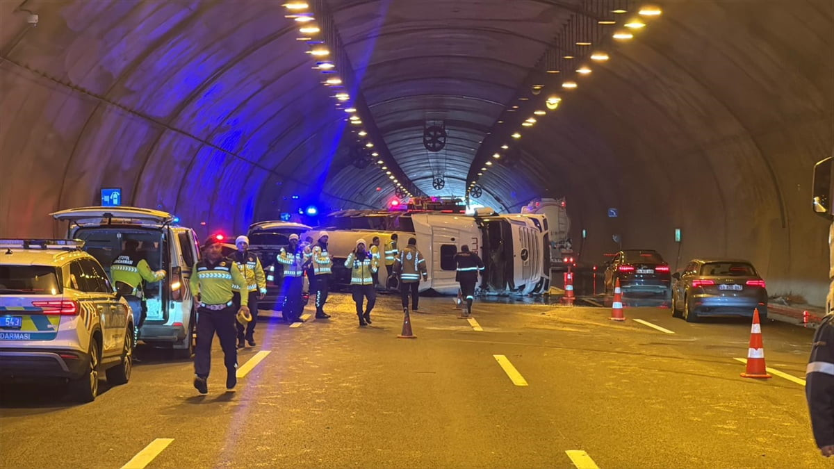 Kuzey Marmara Otoyolu Çatalca mevkisinde devrilen tanker nedeniyle bölgede trafik yoğunluğu...