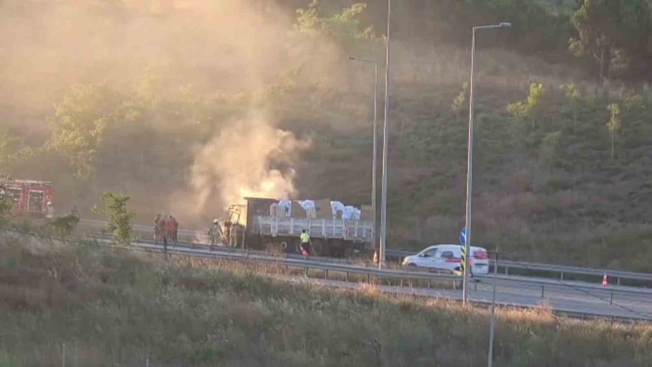 KUZEY MARMARA OTOYOLU SULTANGAZİ CEBECİ MEVKİİNDE MALZEME YÜKLÜ KAMYONUN MOTOR KISMINDA YANGIN...