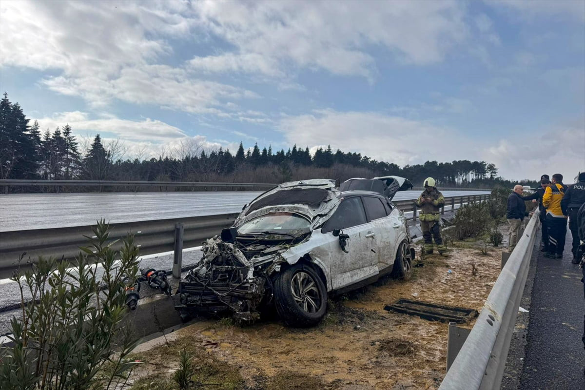 Kuzey Marmara Otoyolu'nda cipin bariyerlere çarpması sonucu 2'si çocuk 7 kişi yaralandı.