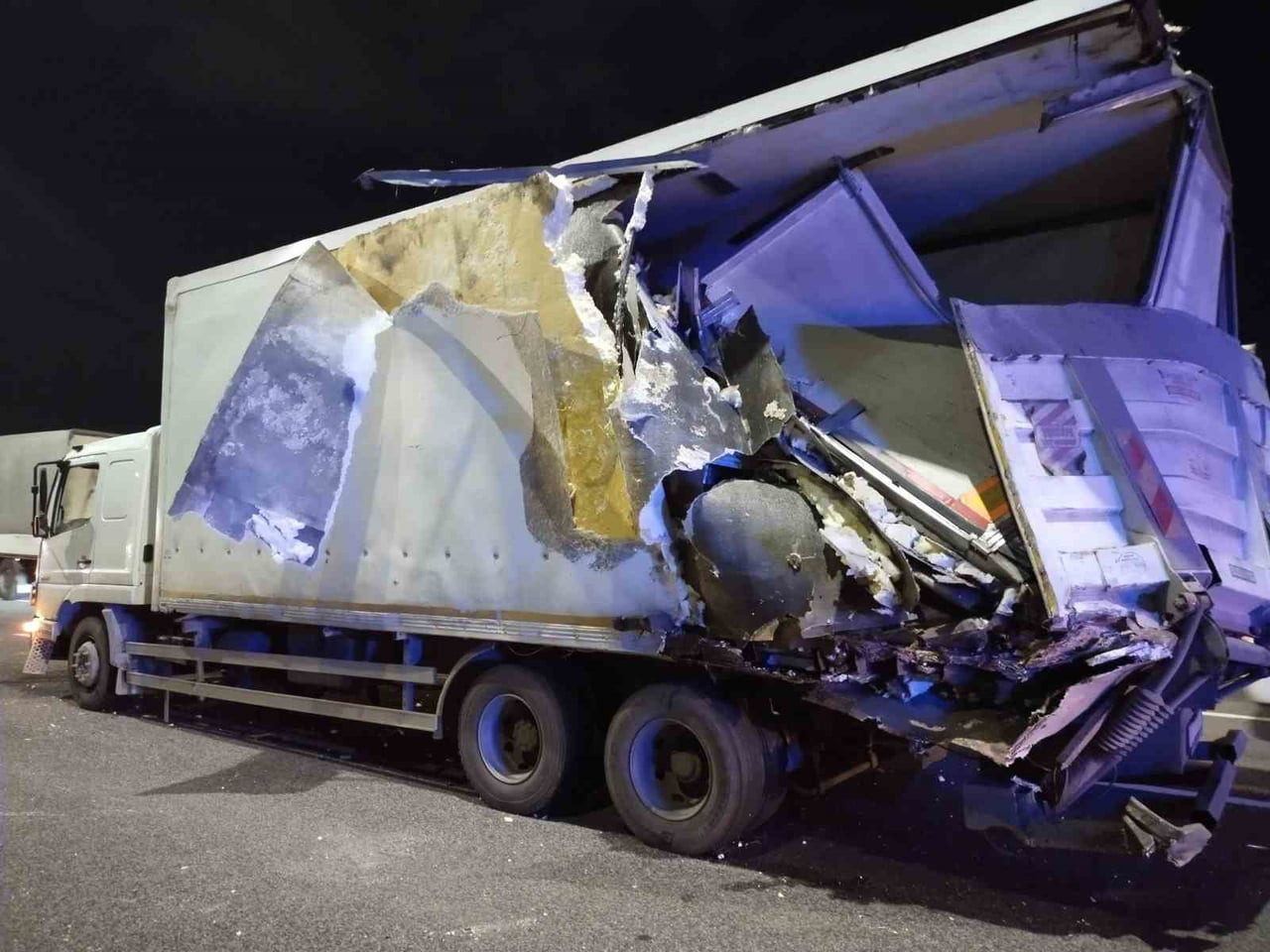 KUZEY MARMARA OTOYOLU'NDA YOLCU OTOBÜSÜ TIR'A ÇARPTI: 10 YARALI