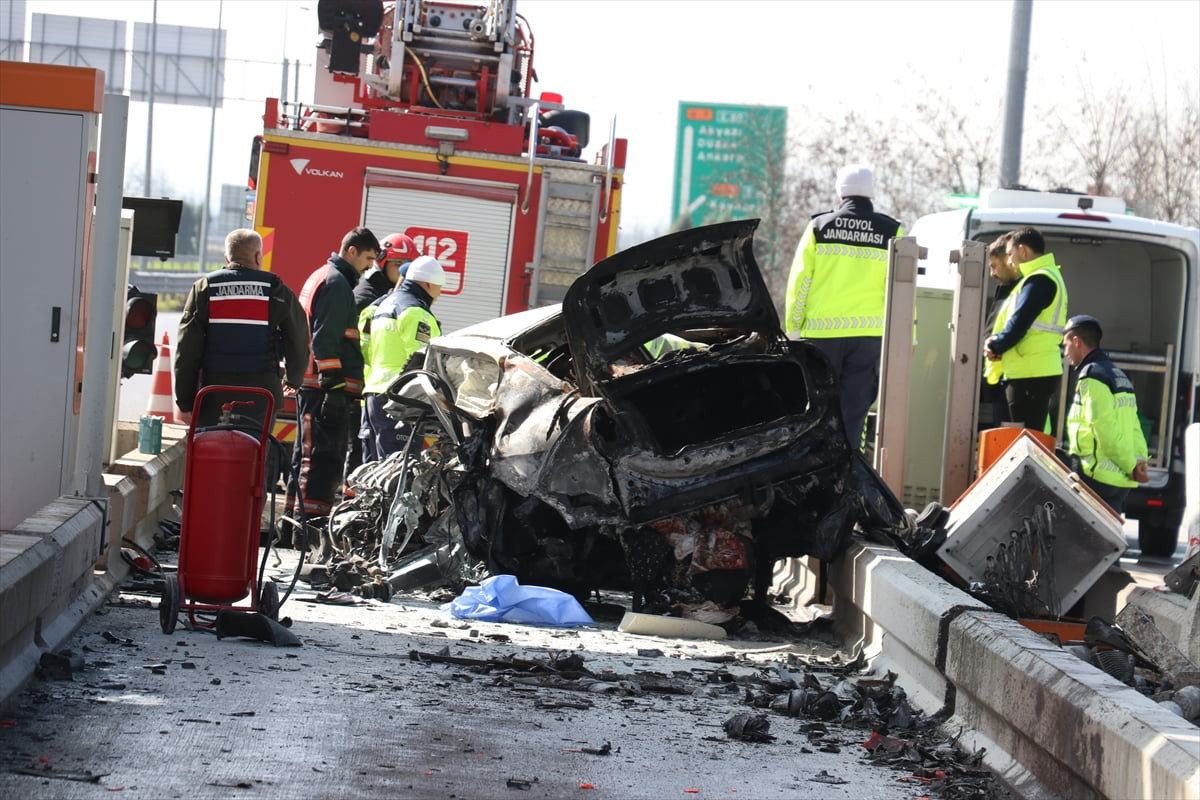 Kuzey Marmara Otoyolu'nun Sakarya kesiminde gişelerdeki bariyere çarpan otomobilin sürücüsü...