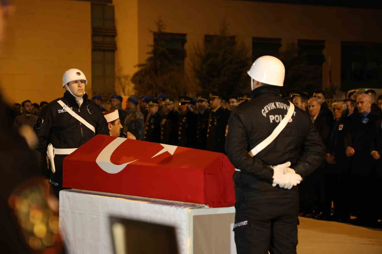 KUZEY MARMARA OTOYOLU’NDAKİ KAZADA ŞEHİT OLAN POLİS MEMURU SEÇKİN YALÇIN’IN NAAŞI MEMLEKETİ...