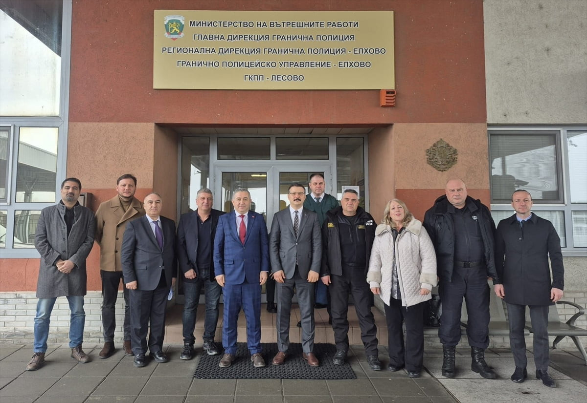 Lalapaşa Kaymakamı Bahadır Yılmaz (sağ 5) ile Trakya Gümrük ve Dış Ticaret Bölge Müdürü Ali Topçu...