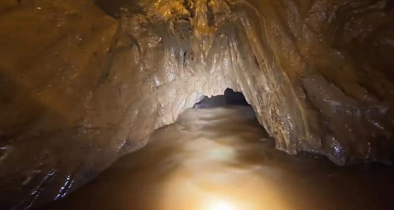 LAOS’TA ALTIN ARAMAK İÇİN GİRDİKLERİ MAĞARADA ŞİDDETLİ YAĞIŞLARIN ARDINDAN MAHSUR KALAN 7 DEFİNE...