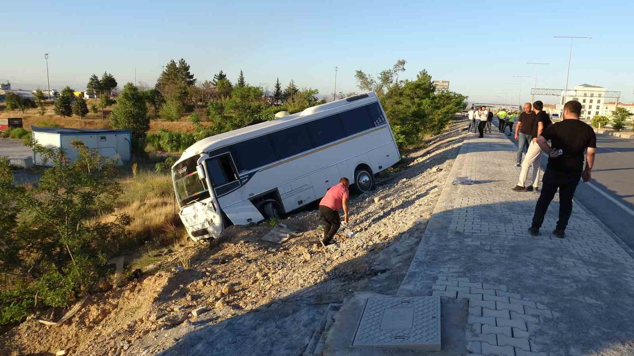LASTİĞİ PATLAYAN SERVİS ARACI ŞARAMPOLE DEVRİLDİ: 5 YARALI