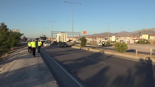 Lastiği patlayan servis aracı şarampole devrildi: 5 yaralı