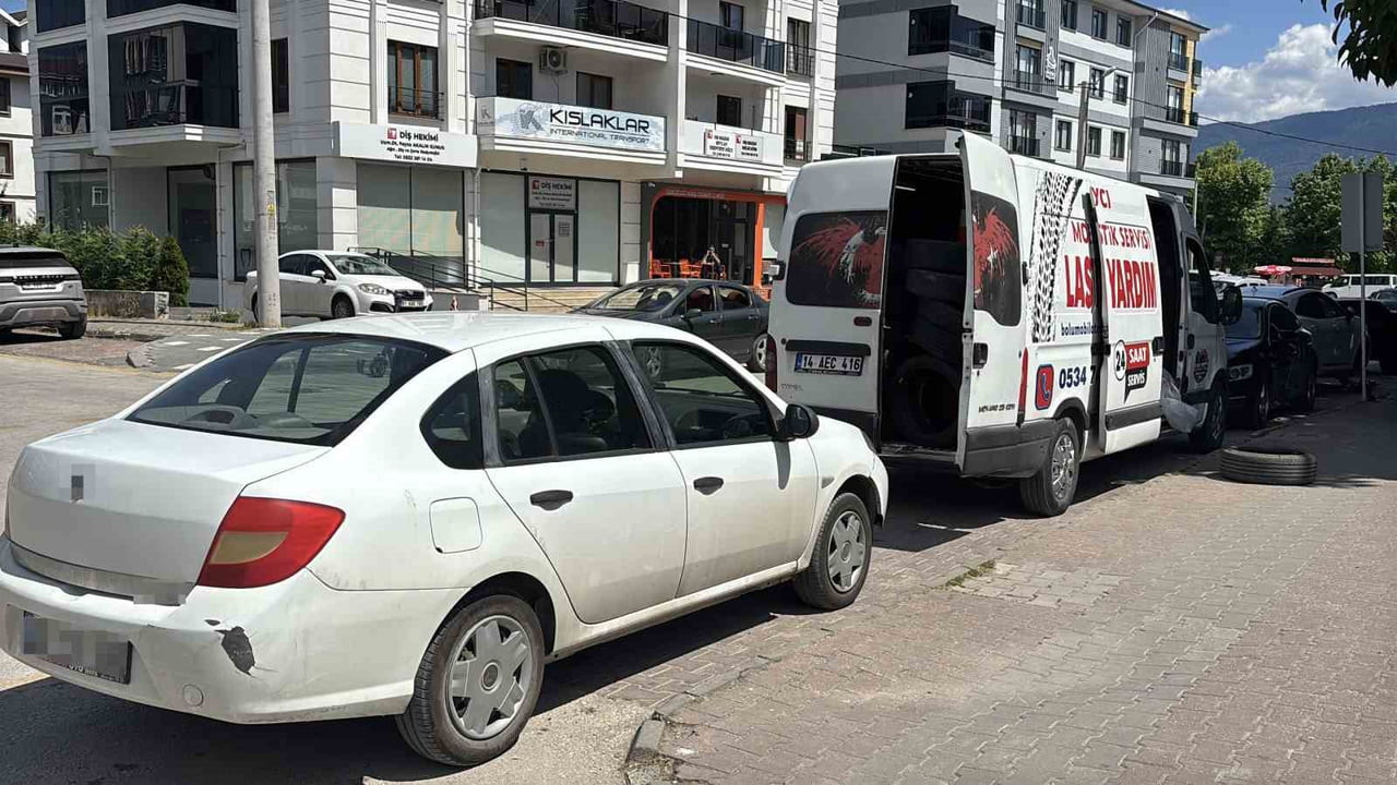 LASTİKLERİ GÜMLEYEN ARAÇLAR OTOPARK GİRİŞİNDE MAHSUR KALIRKEN, SÜRÜCÜLERİN İMDADINA BÖLGEYE...
