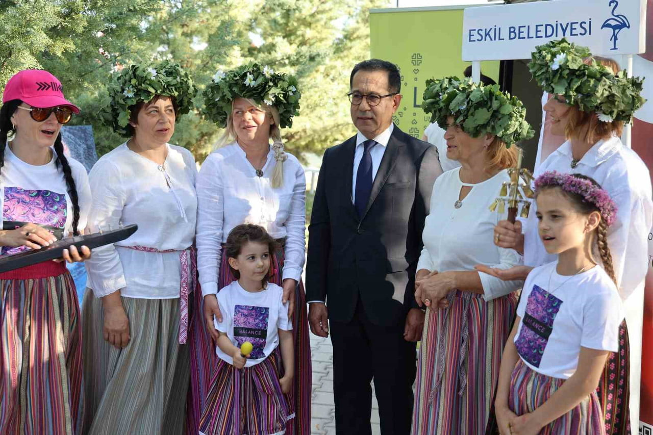 LETONYA ANKARA BÜYÜKELÇİSİ BAHTİJORS HASANS (FOTOĞRAFTA TAKIM ELBİSELİ), AKSARAY’DA VE TUZ...