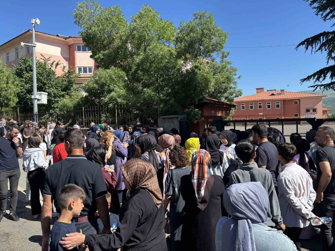 LGS KAPSAMINDAKİ MERKEZİ SINAV İÇİN BİNGÖL’DE ÖĞRENCİLER VE AİLELERİ HEYECAN DOLU ANLAR...
