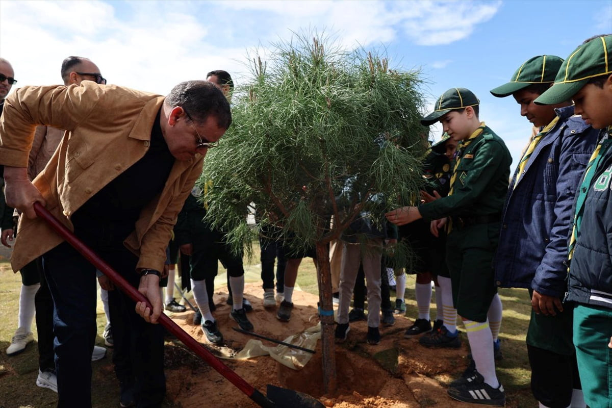 Libya Başbakanı Abdulhamid Dibeybe (solda), ülkede 42 yıllık Muammer Kaddafi yönetiminin son...