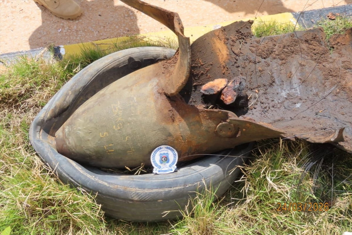 Libya, ülkenin batısındaki Hamada bölgesinde 18 Mart'ta yangın çıkan petrol boru hattı yakınında...