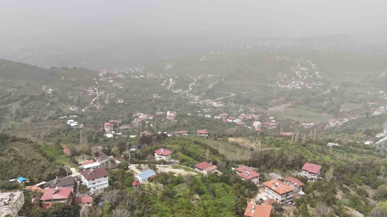 LİBYA ÜZERİNDEN KUVVETLİ RÜZGARLA BİRLİKTE TÜRKİYE'YE GİRİŞ YAPAN ÇÖL TOZU ÜLKENİN EN GÜNEYİNDE...