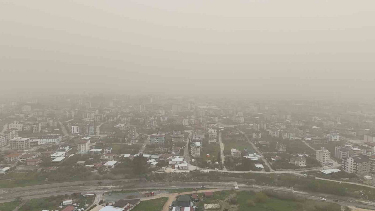 LİBYA ÜZERİNDEN KUVVETLİ RÜZGARLA BİRLİKTE TÜRKİYE'YE GİRİŞ YAPAN TOZ FIRTINASI ÜLKENİN EN...