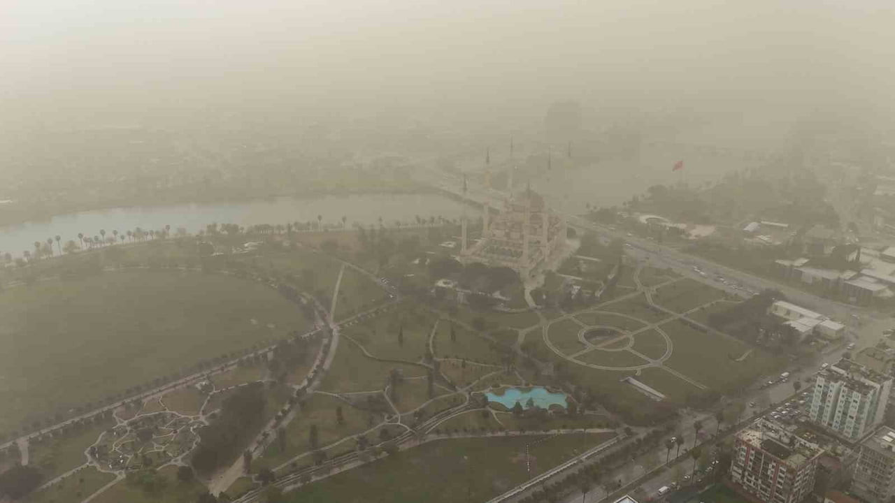 LİBYA ÜZERİNDEN KUVVETLİ RÜZGARLA BİRLİKTE TÜRKİYE’YE GİRİŞ YAPAN TOZ FIRTINASI ADANA’DA ETKİLİ...