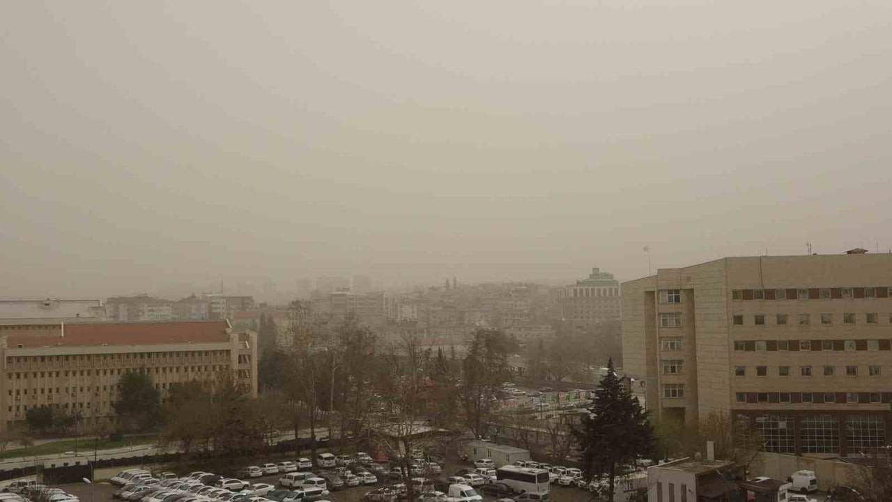 LİBYA ÜZERİNDEN KUVVETLİ RÜZGARLA BİRLİKTE TÜRKİYE’YE GİRİŞ YAPAN TOZ TAŞINIMI, GAZİANTEP’TE...