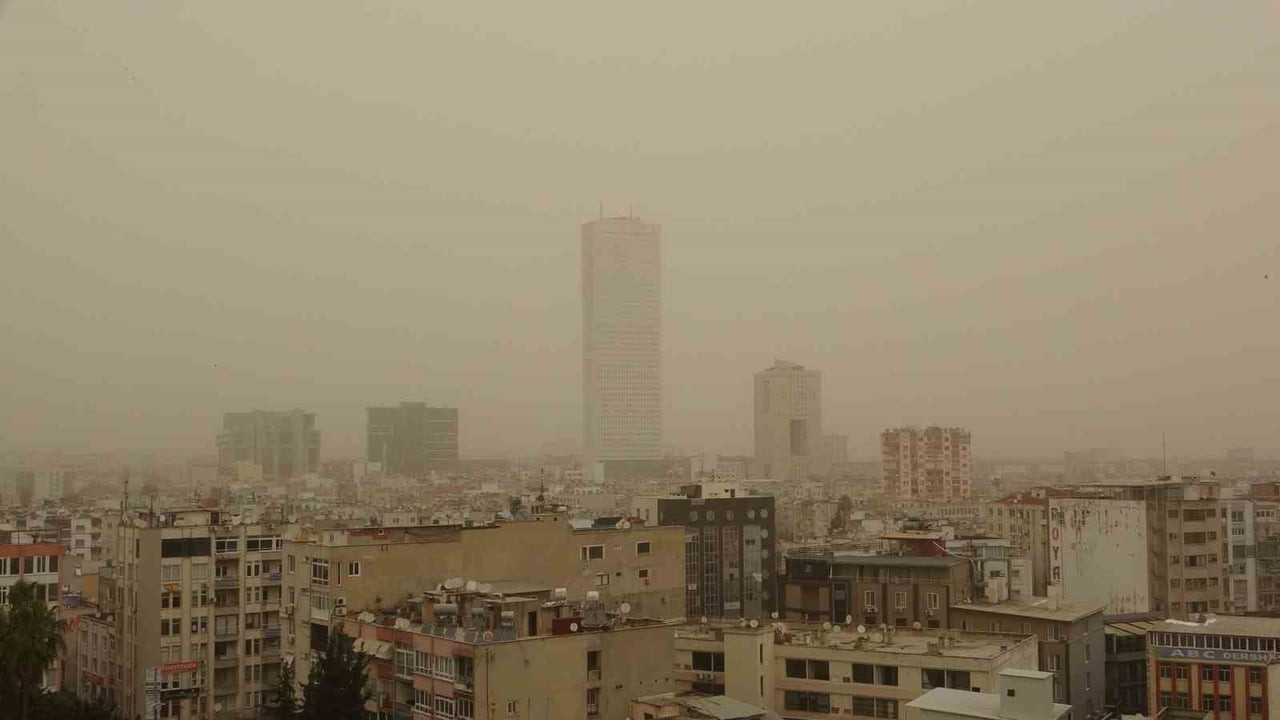 LİBYA ÜZERİNDEN KUVVETLİ RÜZGARLA BİRLİKTE TÜRKİYE’YE GİRİŞ YAPAN TOZ TAŞINIMI MERSİN VE...