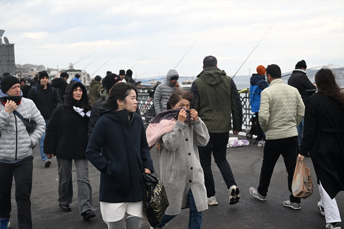 Lodos, Eminönü ve çevresinde etkili oluyor.