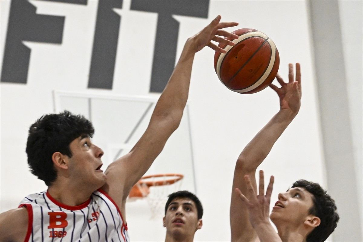 Lokman Hekim Üniversitesi N Fit Spor Salonu'nda, 3x3 tek pota kurallarına göre oynanan turnuvanın...