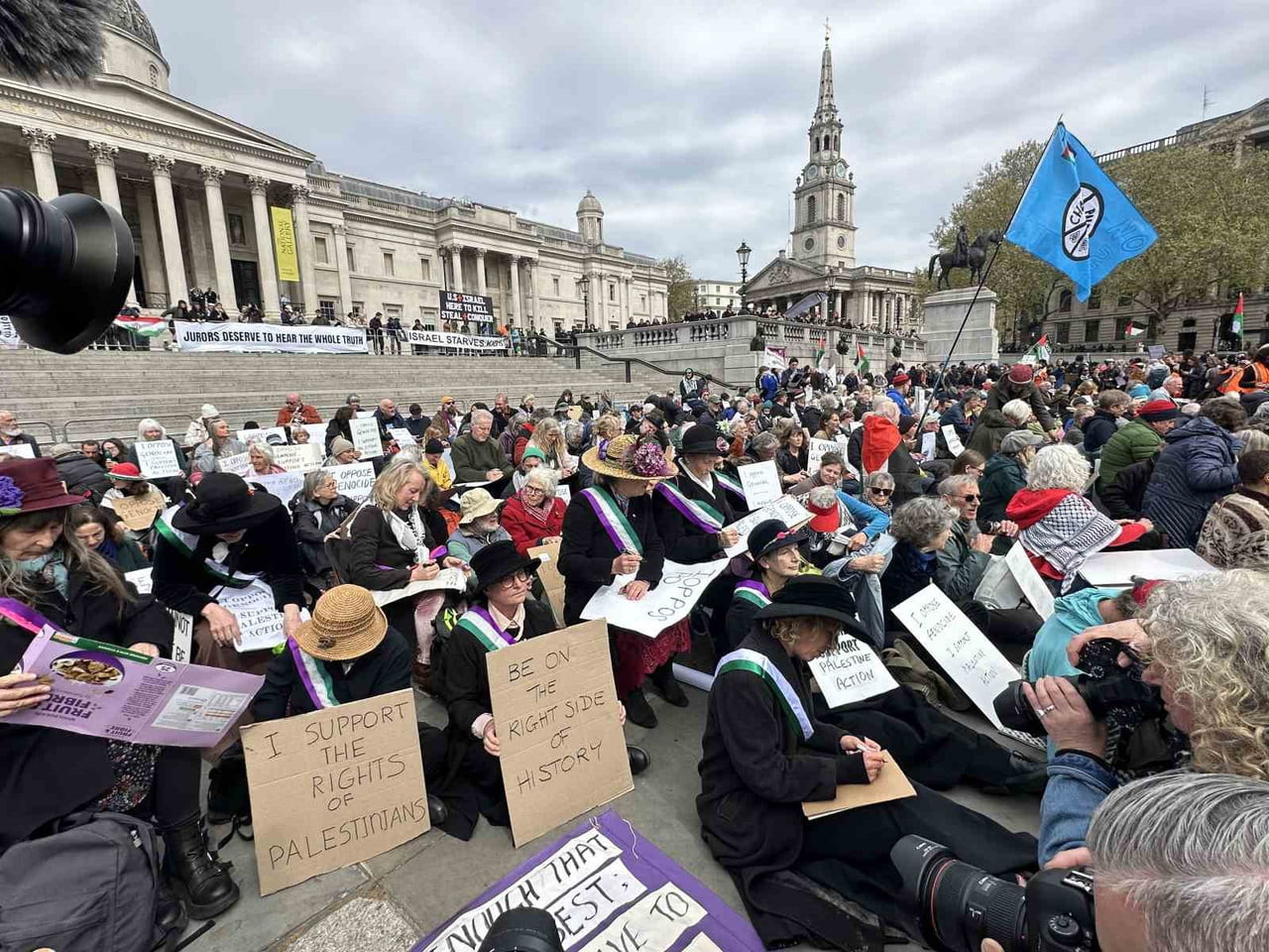 LONDRA (İHA) - İNGİLTERE’NİN BAŞKENTİ LONDRA’DA YÜZLERCE GÖSTERİCİNİN, İNGİLİZ HÜKÜMETİNİN YASAKLI...
