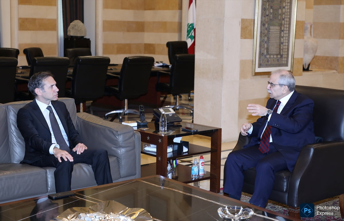 Lübnan Başbakanı Nevvaf Selam (sağda), Türkiye'nin Beyrut Büyükelçisi Murat Lütem'i (solda)...