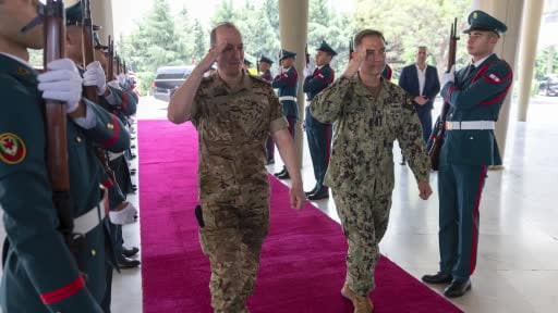 Lübnan Cumhurbaşkanı Joseph Aoun, ABD Merkez Kuvvetler Komutanlığı (CENTCOM) Komutanı Brad Cooper...