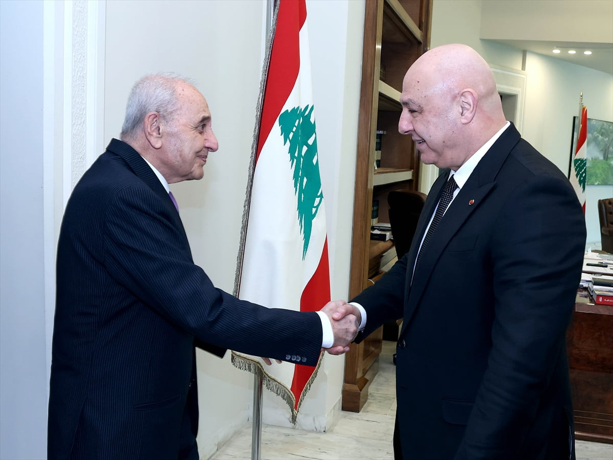 Lübnan Cumhurbaşkanı Joseph Avn (sağda), başkent Beyrut'taki Baabda Sarayı'nda Meclis Başkanı...