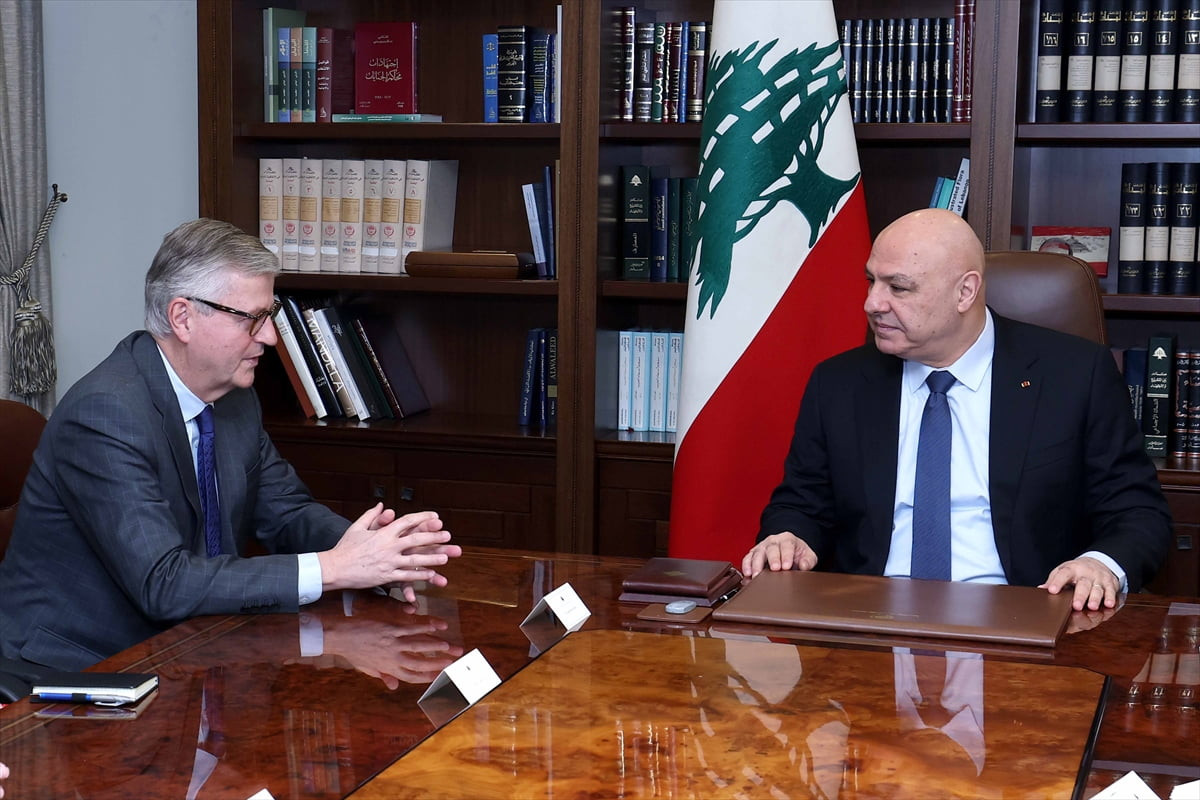 Lübnan Cumhurbaşkanı Joseph Avn (sağda), Birleşmiş Milletler (BM) Genel Sekreteri'nin Barış...