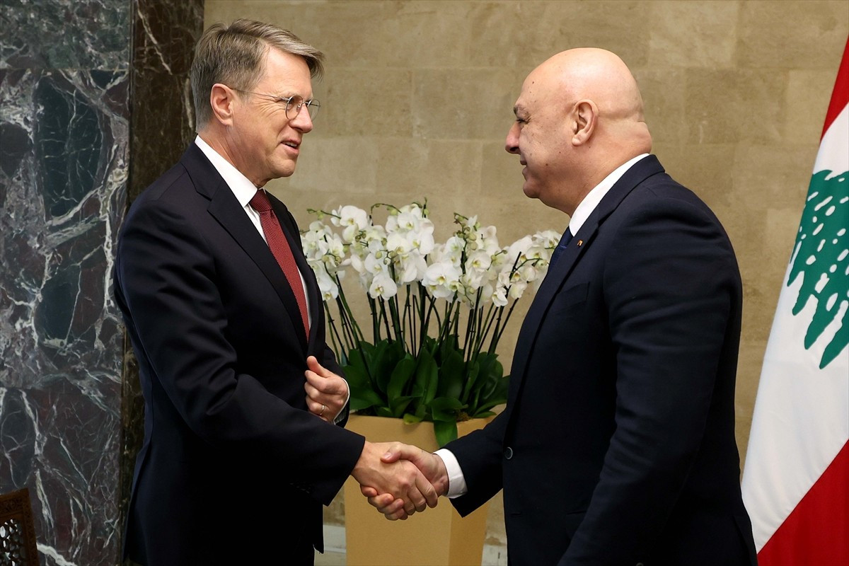 Lübnan Cumhurbaşkanı Joseph Avn (sağda), Birleşmiş Milletler Güvenlik Konseyi (BMGK) başkanı...