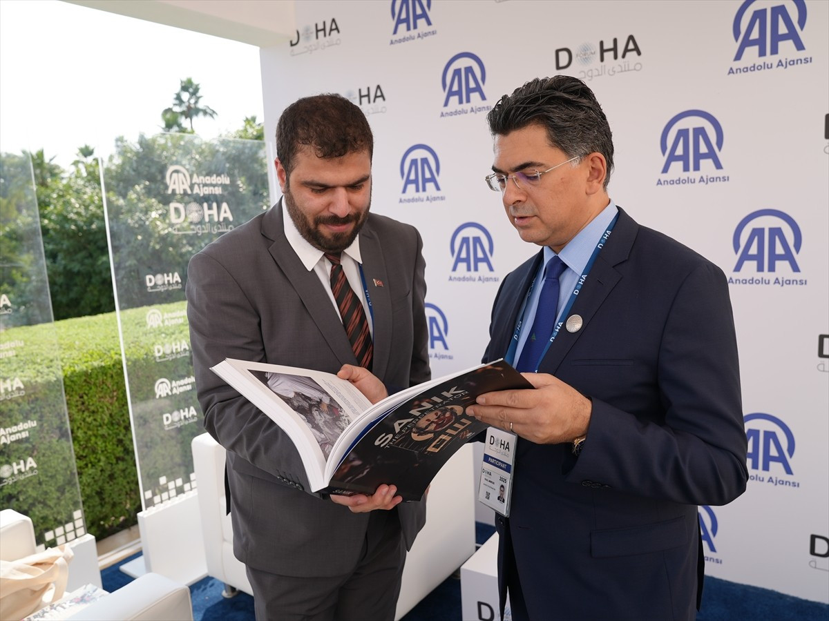 Lübnan Enformasyon Bakanı Paul Markus (sağda), Katar'ın başkenti Doha'da “Adalet Eylemde:...