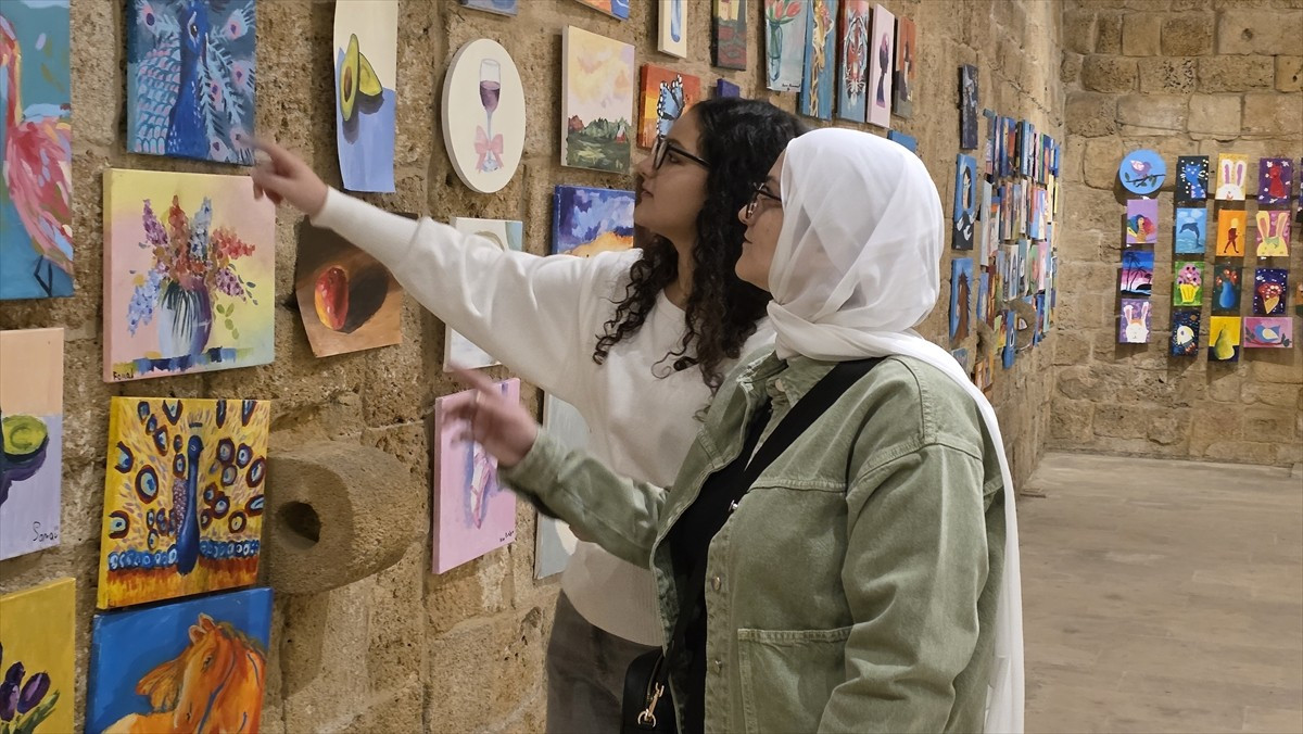 Lübnan'daki saldırıların ve savaşların yol açtığı yıkımın çocuklar üzerindeki etkisine dikkati...