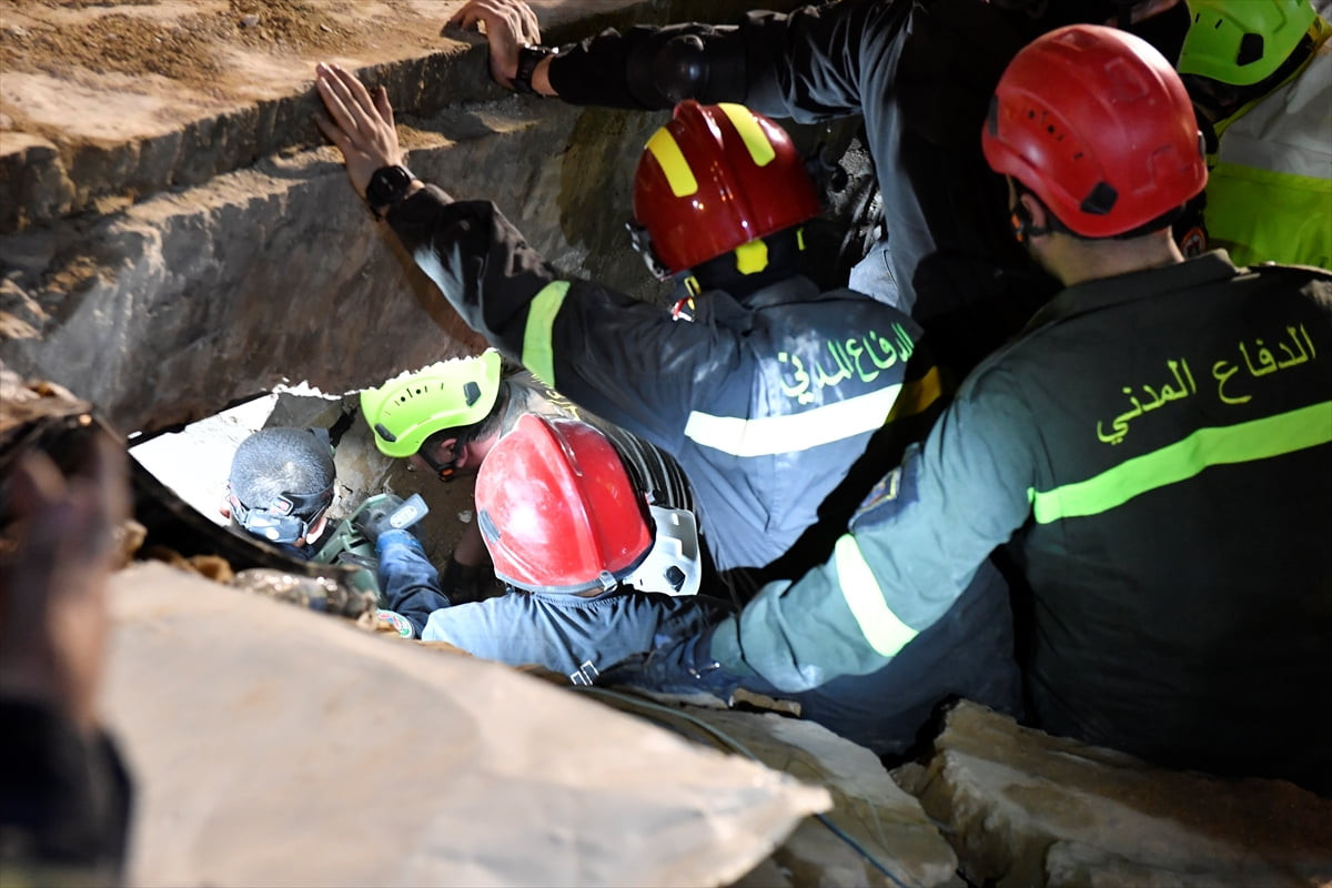 Lübnan'ın kuzeyindeki Trablusşam kentine bağlı Tebbene Mahallesi'nde eski bir binanın çökmesi...
