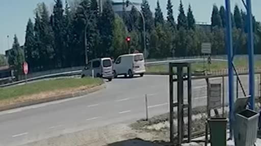 Lüleburgaz’da jandarma aracıyla çarpışan panelvan böyle takla attı: 1 yaralı
