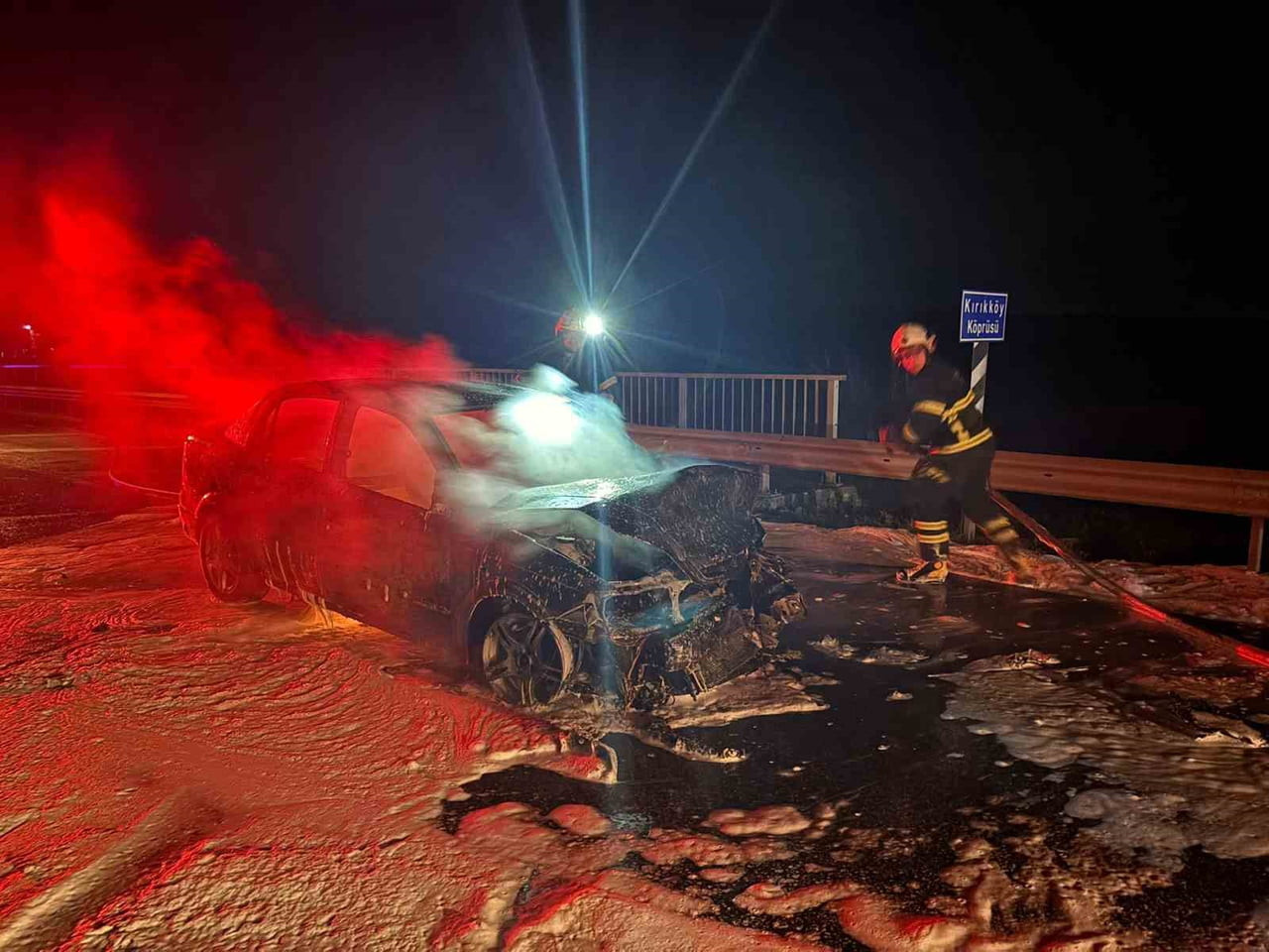 LÜLEBURGAZ’DA ZİNCİRLEME KAZA: 2 YARALI, 1 OTOMOBİL YANDI