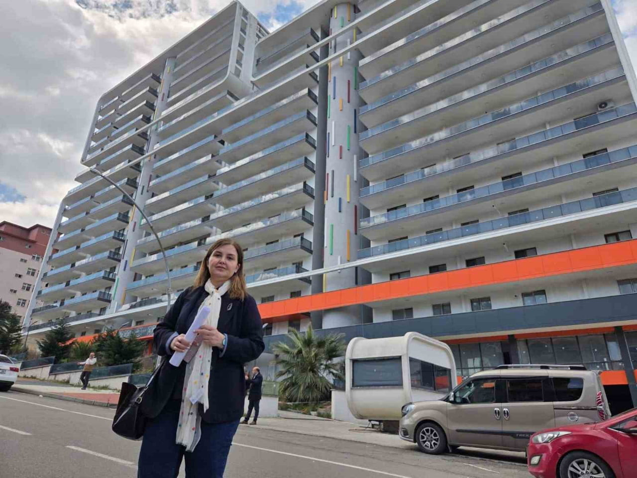 LÜTFİYE ÖZBEK, BİNA ÖNÜNDE YAPTIĞI AÇIKLAMADA, KAMUOYUNDA GÜNDEME GELEN İDDİALARA CEVAP VEREREK...