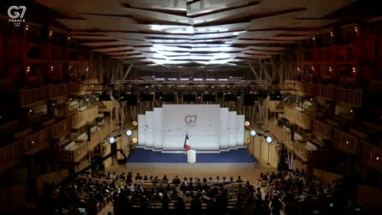Macron: ABD-İran anlaşması savaşı Hürmüz Boğazı’ndan Lübnan’a kadar her yerde sona erdiriyor