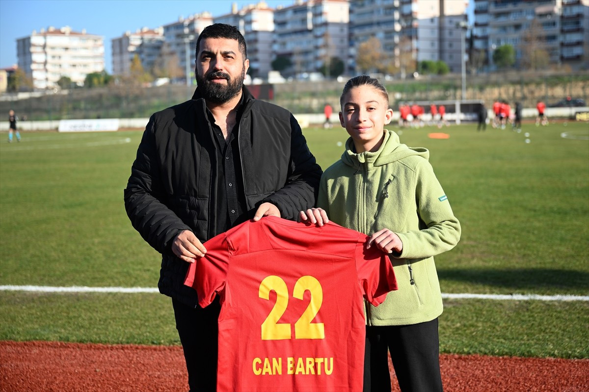 Maddi sıkıntılar yaşayan Edirnespor'a harçlığını bağışlayan 12 yaşındaki taraftar Can Bartu...