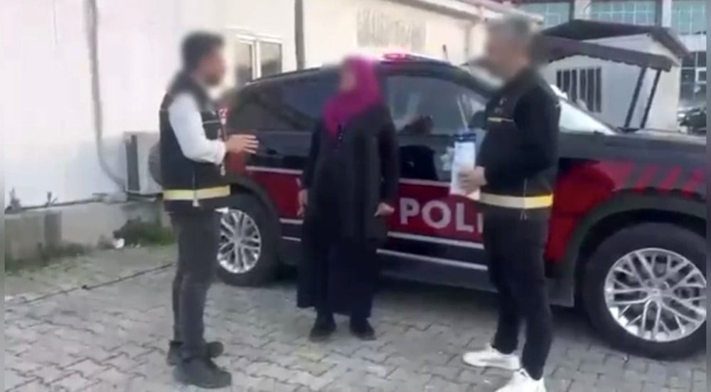 MAĞDUR KADINA POLİS EKİPLERİ TARAFINDAN ALTIN VE PARALARI TESLİM EDİLDİ