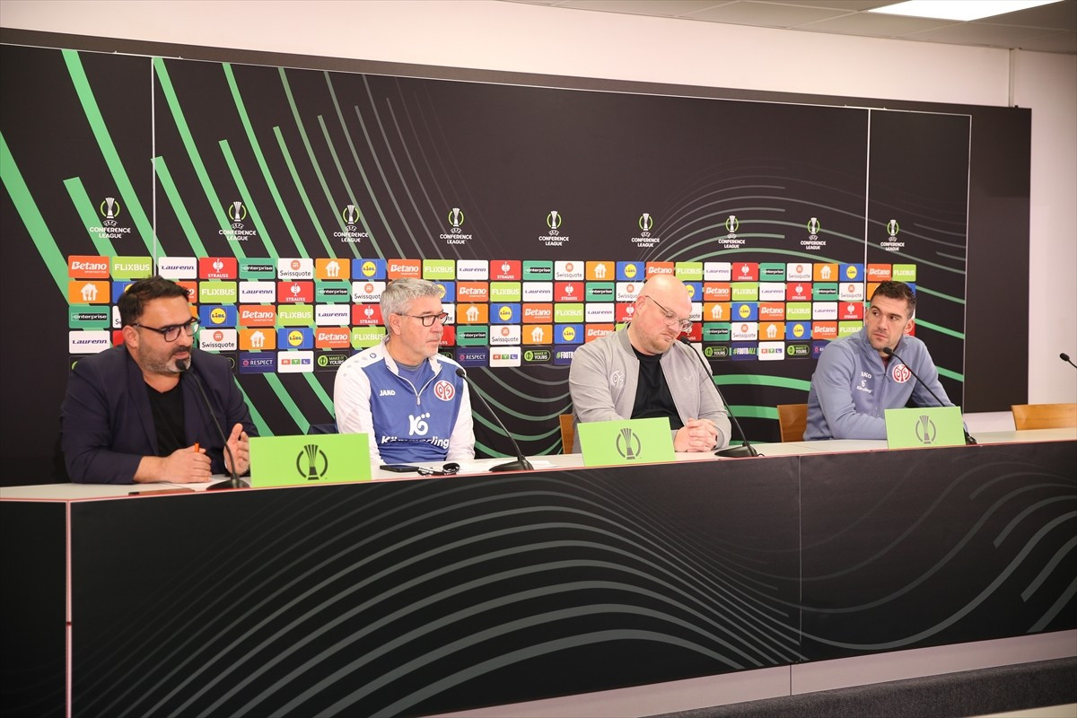 Mainz 05 Teknik Direktörü Urs Fischer (sol 2), futbolcu Stefan Bell (sağda) ile UEFA Konferans...
