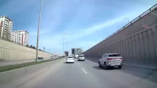 Makas atarken kazaya sebep oldu... O anlar kamerada