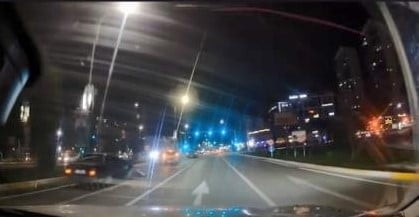 MAKAS ATARKEN OTOMOBİLE ARKADAN ÇARPTI... KAZA ANI KAMERADA