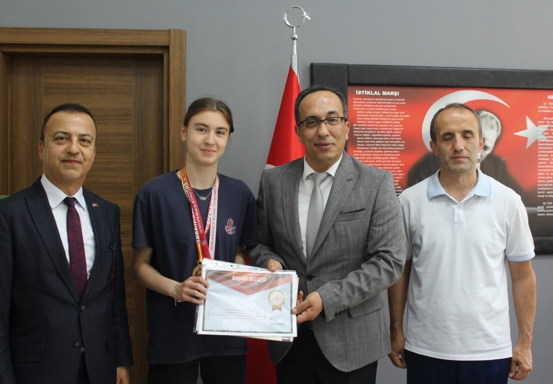 MAKEDONYA'DA DÜZENLENEN ULUSLARARASI TEKVANDO ŞAMPİYONASINDA ALTIN MADALYA KAZANAN NAİLE NUR...